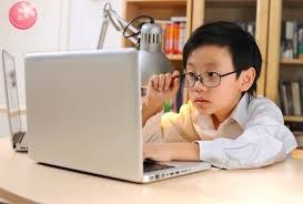 Chăm sóc cho trẻ khi học online tại nhà.