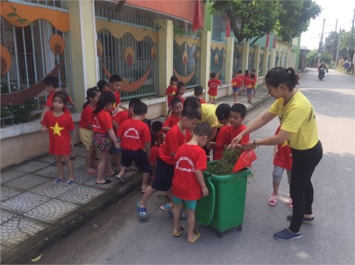 Trường mầm non Thạch Cầu tổ chức cho học sinh khối mẫu giáo lớn lao động tổng vệ sinh trường phòng chống dịch sốt xuất huyết