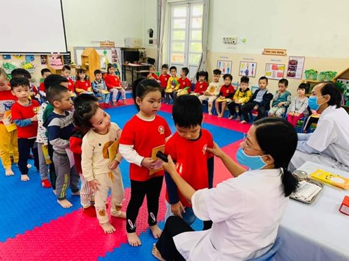 Trường MN Thượng Thanh tổ chức Khám sức khỏe  định kỳ cho trẻ