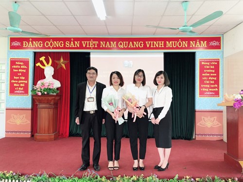 Chi bộ trường MN Thượng Thanh tổ chức Lễ kết nạp Đảng viên mới