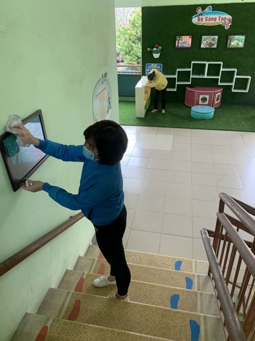 Trường Mầm non Thượng Thanh tiến hành tổng vệ sinh toàn trường sau kỳ nghỉ Tết Nguyên Đán 2021