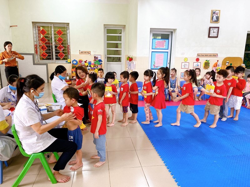 Trường Mầm non Thượng Thanh tổ chức khám sức khỏe định kỳ lần 2 cho trẻ