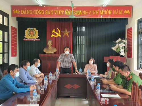 Lãnh đạo quận Long Biên thăm hỏi, động viên và tặng quà lực lượng công an phường Thượng Thanh