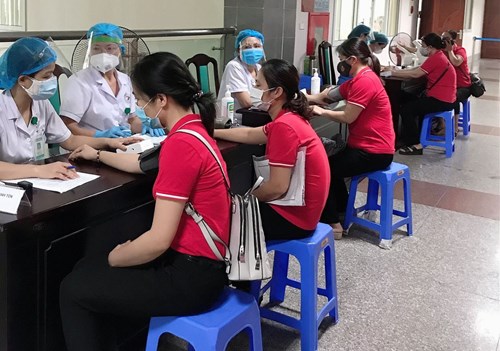 CBGVNV trường MN Thượng Thanh đi tiêm vaccine phòng bệnh COVID-19.