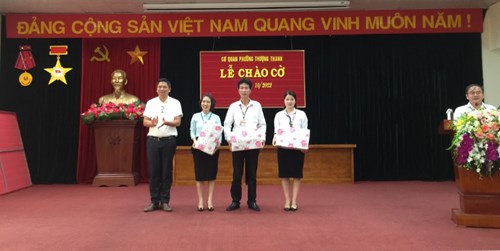 Phường Thượng Thanh thực hiện nghi lễ chào cờ tháng 10/2022