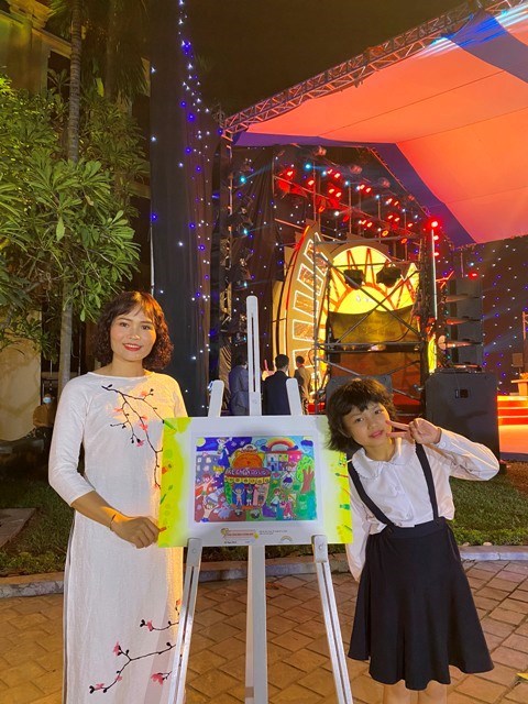 Gặp gỡ bạn nhỏ Đỗ Ngọc Minh với bức tranh đạt giải xuất sắc cuộc thi   Vì một Việt Nam tất thắng 