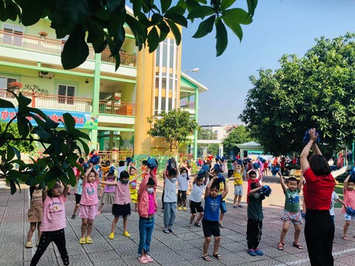 Giờ thể dục sáng của các bé trường MN Thượng Thanh.