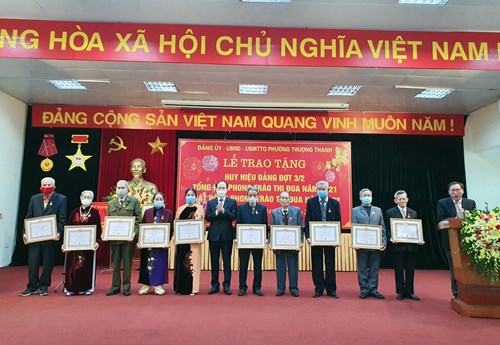 Trao huy hiệu Đảng đợt 03/2 năm 2022, tổng kết phong trào thi đua năm 2021 tại phường Thượng Thanh