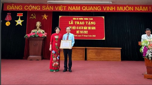 Đảng ủy phường Thượng Thanh trao tặng Huy hiệu Đảng đợt 19/5/2022
