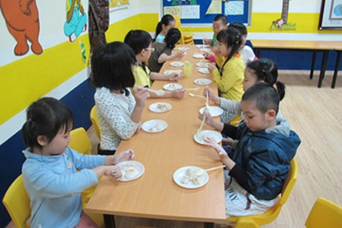 Trẻ sẽ được rèn luyện thêm kỹ năng tự ăn uống khi đến trường