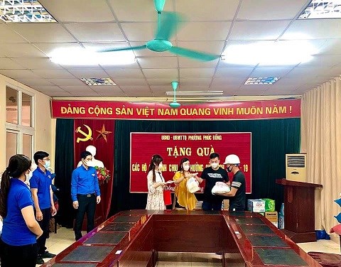 Quận Đoàn Long Biên tặng quà hỗ trợ các hộ gia đình, người lao động chịu ảnh hưởng của dịch Covid-19 trên địa bàn phường Phúc Đồng