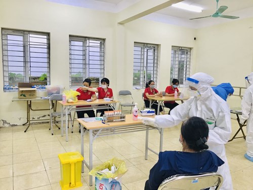 CBGVNV trường MN Thượng Thanh phối hợp với đoàn y bác sỹ của Bắc Giang hỗ trợ quận Long Biên trong công tác phòng chống dịch.