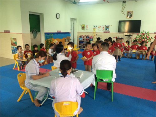 Trong 3 ngày 17,18,19 tháng 10 năm 2017, Trường mầm non Thượng Thanh kết hợp với Trung tâm y tế phường Thượng Thanh tổ chức khám sức khỏe đợt 1 cho học sinh toàn trường.