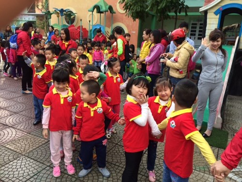 Sáng ngày 13 tháng 12 năm 2016 trường mầm non Thượng Thanh tổ chức cho học sinh đi học tập ngoại khóa tại VinKe