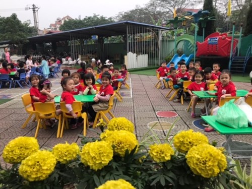 Sáng ngày 17/04/2017 trường MN Thượng Thanh kết hợp với Ban phụ huynh nhà trường tổ chức   Tết Hàn thực  cho các con.