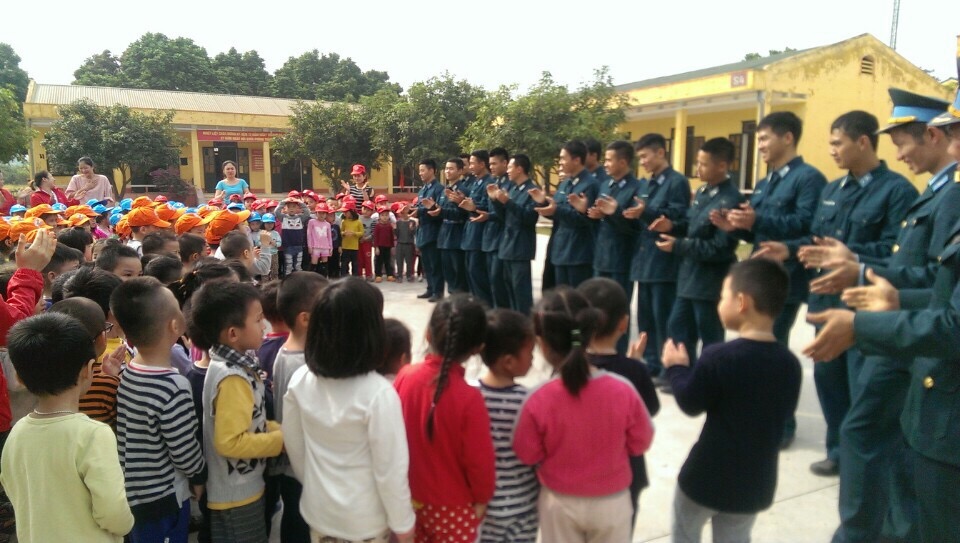 Ngày 21 tháng 12 năm 2016 trường mầm non Thượng Thanh tổ chức cho học sinh đến tham quan, chúc mừng các chú bộ đội tại trung đoàn 208 đơn vị C74.