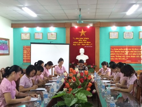 Ngày 5/9/2016 trường mầm non Thượng Thanh tổ chức kí cam kết   thực hiện trật tự văn minh đô thị trong trường học , năm học 2016 - 2017.