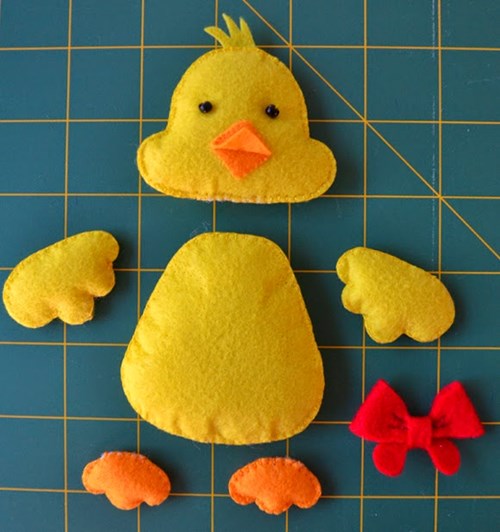 Hướng dẫn trẻ cách làm con gà từ vải nỉ
