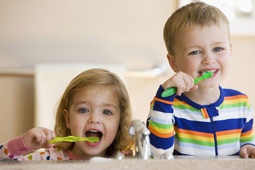 Hướng dẫn trẻ các thao tác đánh răng
