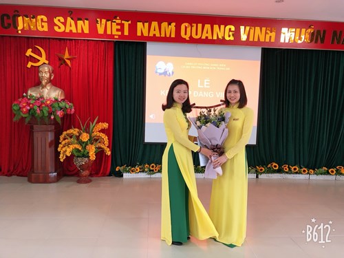 Chị bộ trường Mn Tràng An tổ chức lễ Kết nạp đảng viên mới ch đồng chí Vũ Hải Ly
