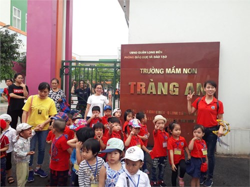 Trường Mầm non Tràng An tổ chức cho trẻ đi tham quan dã ngoại tại Công viên Thủ Lệ và xem múa rối.