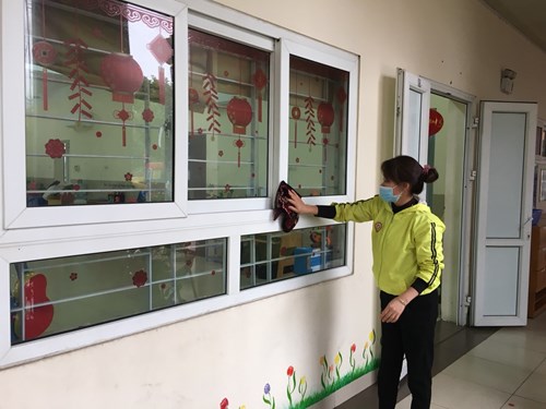 Giáo viên lớp nhà trẻ D1 đã thực hiện tổng vệ sinh, tẩy rửa sát trùng, khử khuẩn toàn bộ các khu vực  phòng chống bệnh dịch