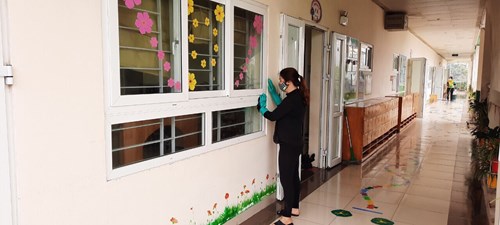 Lớp MGB C1 trường MN Tràng An tiếp tục duy trì công tác vệ sinh chống dịch bệnh