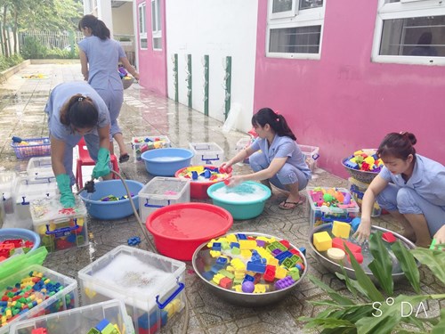 Trường Mn Tràng An thực hiện chiến dịch tổng vệ sinh, khử khuân đò dùng, đồ chơi phòng bệnh Tay chân miệng theo công văn số 827/TTYT - YTCC