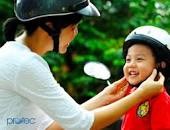 Các bước hướng dẫn trẻ đội mũ bảo hiểm khi tham gia giao thông