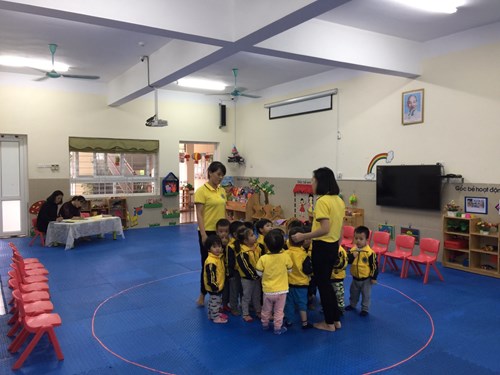 Các bé nhà trẻ D2 cùng cô giáo Nguyễn Thị Thúy Tình tham gia hội giảng chào mừng ngày nhà giáo Việt Nam