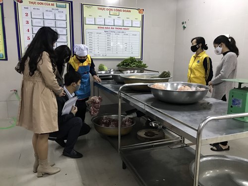 Ban đại diện phụ huynh học sinh kiểm tra đột xuất việc giao nhận thực phẩm tại trường MN Tràng  An
