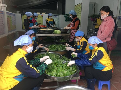 Ban phụ huynh Kiểm tra đột xuất việc thực hiện vệ sinh an toàn thực phẩm tại Trường mầm non Tràng An