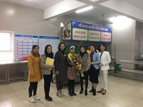 Nhân viên Nguyễn Thị Vân Khánh tham gia hội thi nhân viên nuôi dưỡng giỏi cấp Quận năm học 2020 - 2021