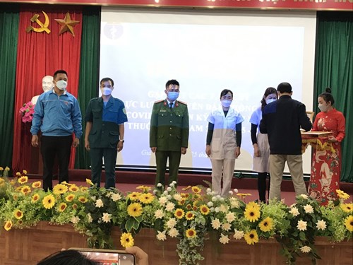 Đồng chí Dương Thu Hương nhân viên Y tế nhận giấy khen của UBND phường Giang Biên