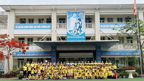 Trường Mầm non Tràng An tổ chức  “Dâng hương tại đài tưởng niệm và tham quan trường Tiểu học Giang Biên”