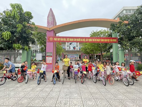 Bé A5 tham gia hoạt động Dâng hương ở Đài tưởng niệm anh hùng liệt sĩ và thăm quan trường Tiểu học Giang Biên.