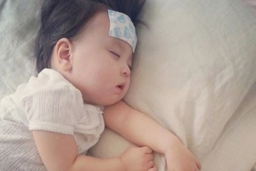 Trẻ bị sốt về đêm – Nguyên nhân và cách hạ sốt cho trẻ