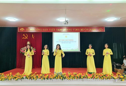 Chi đoàn trường mầm non Tràng An tham gia biểu diễn văn nghệ tại buổi   Xét duyệt Nhà giáo Long Biên tâm huyết sáng tạo  lần thứ 6 năm 2021 - 2022