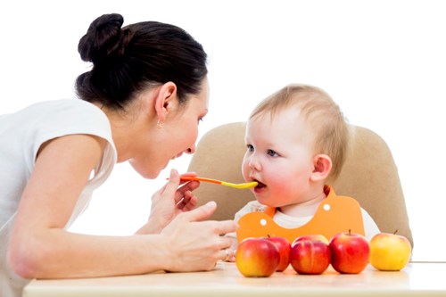 7 kiểu ép ăn sai lầm mà cha mẹ thường mắc khiến trẻ sợ hãi