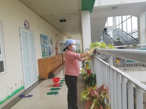 Giáo viên MGB C3 trường mn Tràng An tiếp tục duy trì công tác tổng vệ sinh lần 4