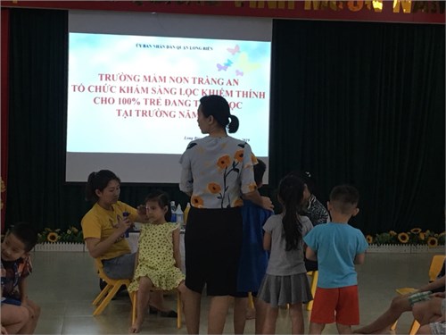 Trường Mn Tràng An tổ chức khám sàng lọc khiếm thính cho trẻ