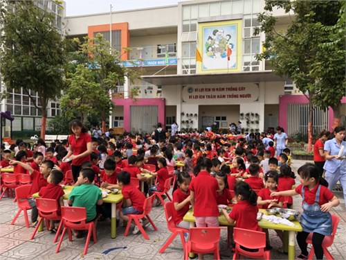 Trường MN Tràng An tổ chức cho trẻ trải nghiệm làm bánh trôi trong ngày Tết Hàn Thực