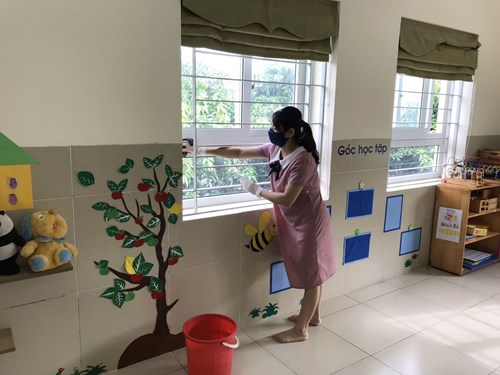 giáo viên lớp MGN B4 tiếp tục duy trì công tác tổng vệ sinh lau dọn trong và ngoài lớp học phòng chống dịch bệnh hàng ngày bằng dung dịch CloraminB.