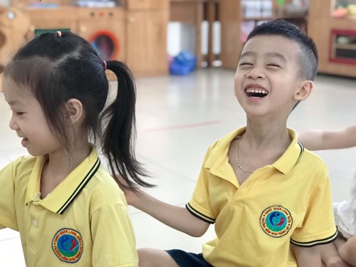 Nụ cười vui sướng khi học chữ cái của bé Thanh Phong A1