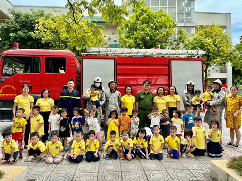 Các bạn nhỏ lớp Mẫu Giáo Nhỡ B3 rất hào hứng tham gia buổi tập huấn cùng các chú công an phòng cháy chữa cháy