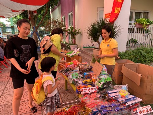 Bé Trần Vũ Ngọc Diệp lớp A4 tham gia mua đồ chơi tại chợ quê của trường