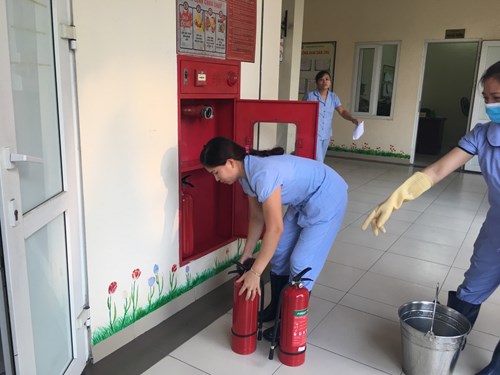 Trường Mn Thực hiện công tác vệ sinh, kiểm tra hạn sử dụng các phương tiện chữa cháy 