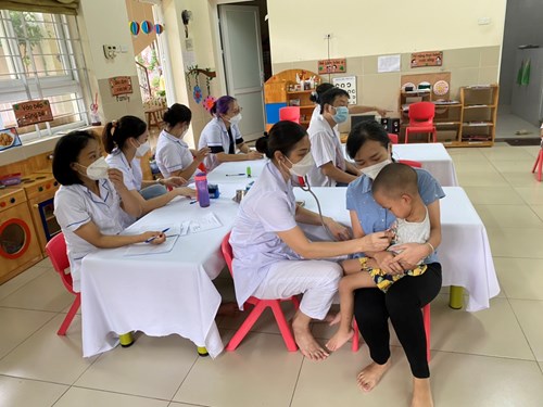 Các bé lớp MGB C5 được khám sức khỏe định kì đợt 1 năm học 2022 -2023