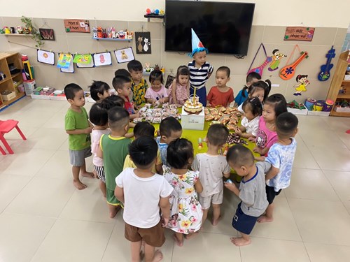 Cô giáo và các bạn lớp mẫu giáo bé C5 chúc mừng sinh nhật bạn Minh Khôi