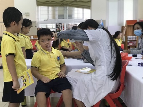 Kiểm tra sức khỏe đầu năm học 2022-2023 cho các bé lớp MGL A1